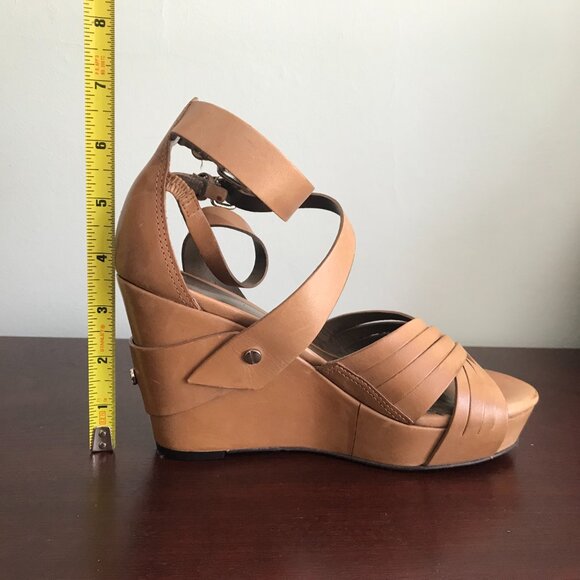 Pour La Victoire | Tan Wedge Platform Sandals - Picture 10 of 10